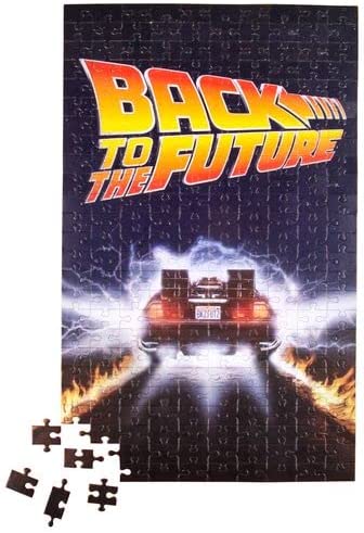 Erstes Bild des Puzzles, die bekannte Szene mit dem Delorean der gerade durch die Zeit springt.