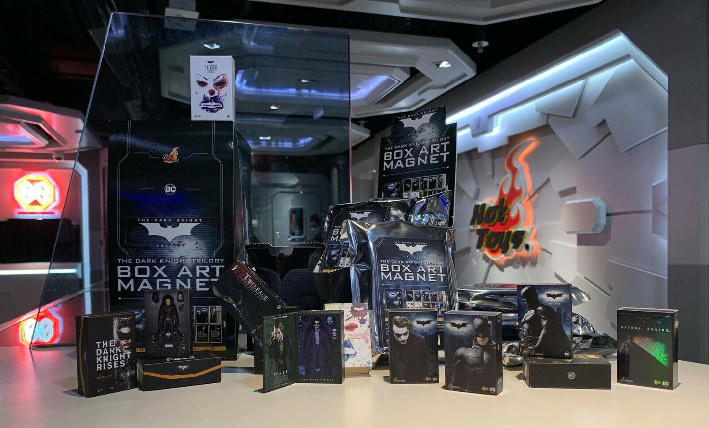 Cooler kleiner Magnet mit offiziellem Box Art aus der Batman - The Dark Knight Trilogie. Top-Produkte für Geeks und Nerds im Lootchest Store kaufen.